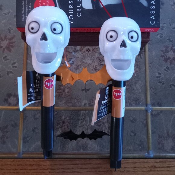 👻 Halloween Solar Lawn Stakes Set of 2 Skulls Bundle Lot - Picture 1 of 3